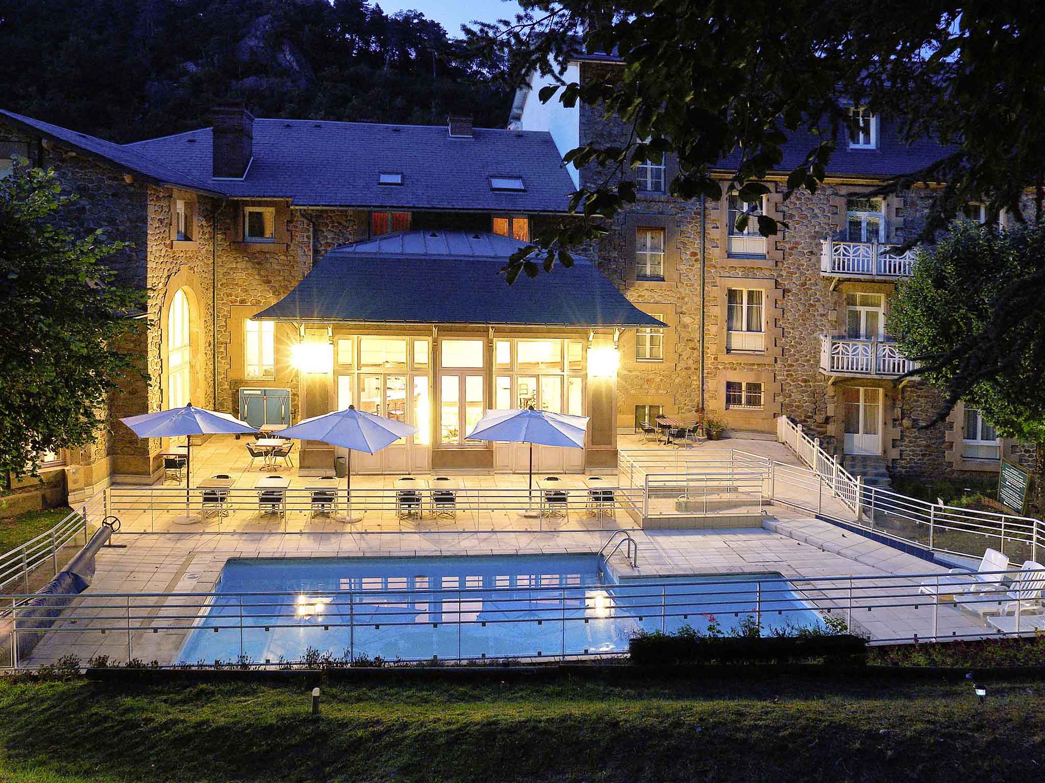 Hall d'accueil et réception de l'hôtel Mercure Saint-Nectaire