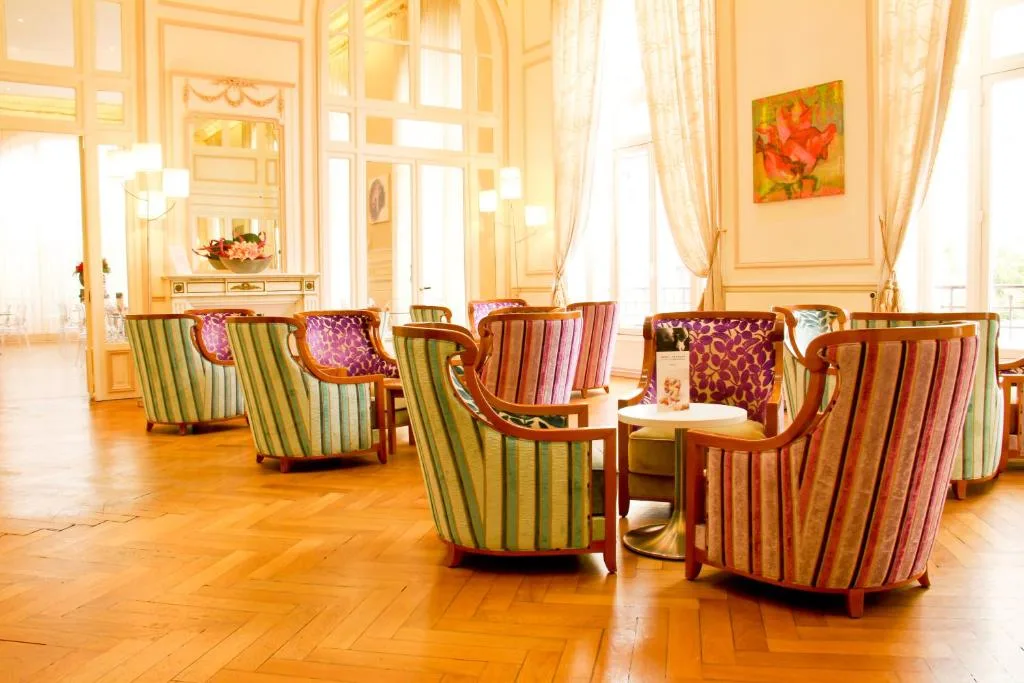 Intérieur de l'hôtel Mercure Saint-Nectaire, couloir et espaces communs