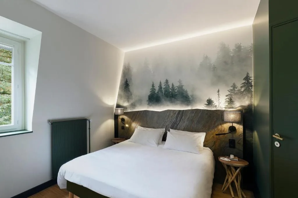 Chambre Single de l'hôtel Mercure Saint-Nectaire avec grand lit double et décoration contemporaine