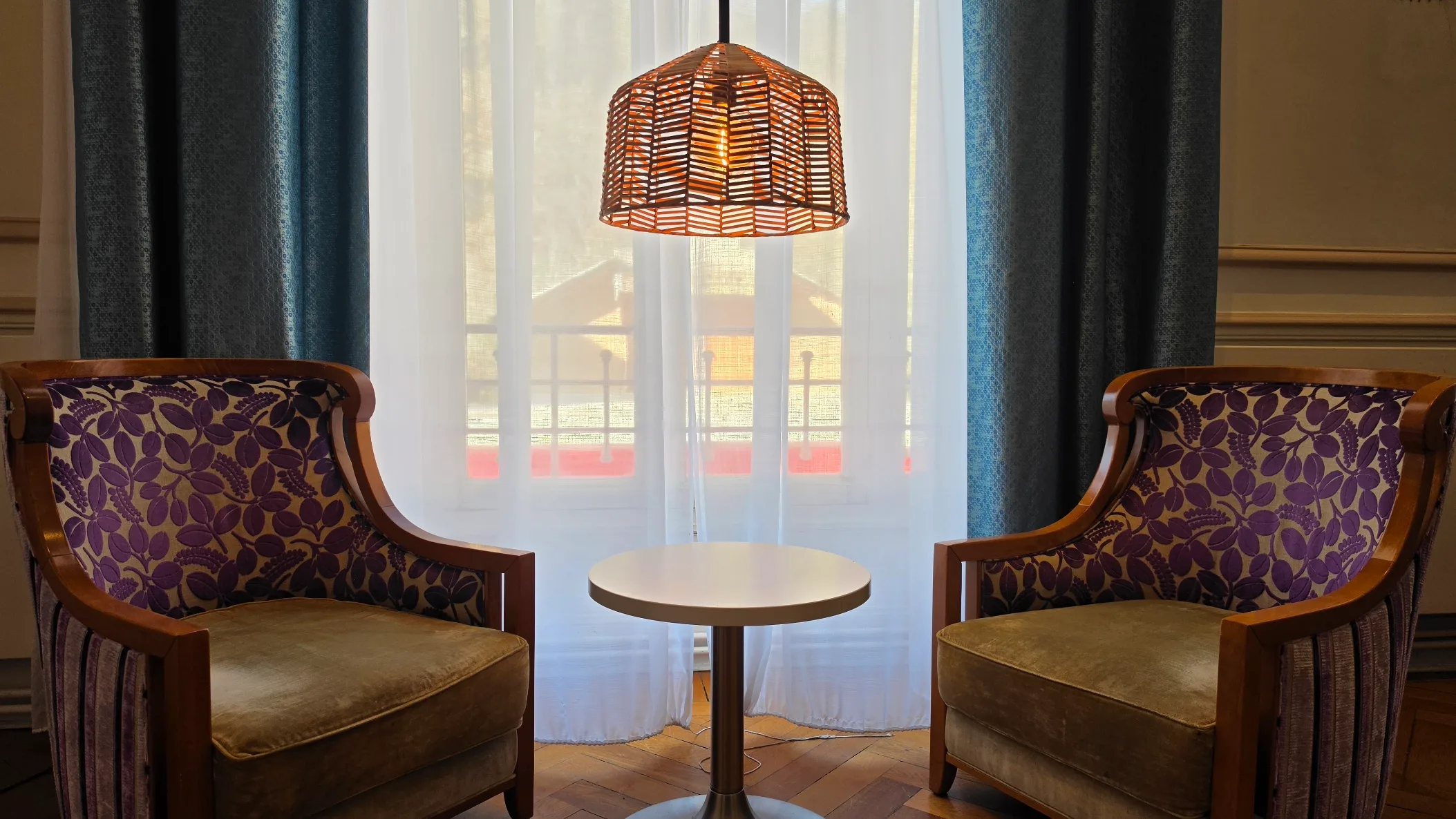 Bar de l'hôtel Mercure Saint-Nectaire, ambiance chaleureuse avec sélection de vins auvergnats