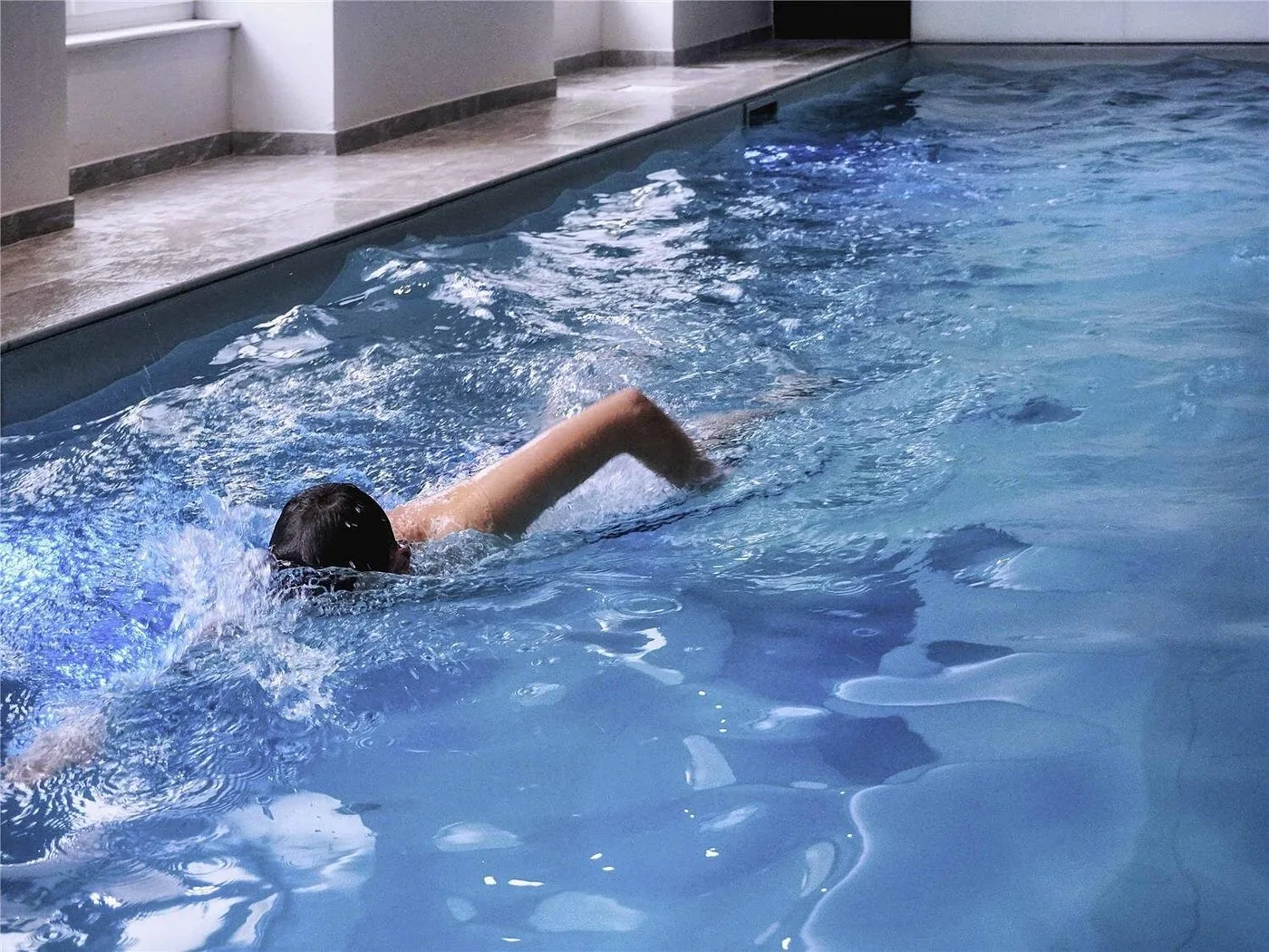 Piscine extérieure de l'hôtel Mercure Saint-Nectaire avec vue sur le parc arboretum